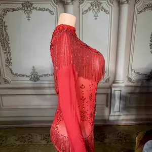 Elegantes rotes Abendkleid mit langen Ärmeln, luxuriösen Strasssteinen und Fransenbesatz
