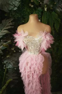 Dettaglio dell'abito in mesh rosa con volant, ricami squisiti e tante paillettes