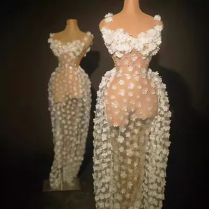 Robe de soirée longue élégante blanche en tulle avec fleurs 3D, strass et décolleté en V.