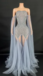 Vue détaillée d'une robe de soirée bustier avec perles argentées et tulle bleu