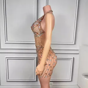 Elegante nude halterloze mini-jurk met fonkelende strass-steentjes en transparante netstof