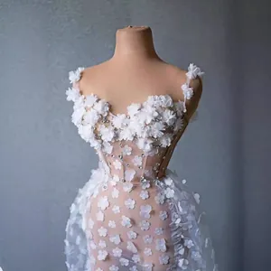 Robe de soirée élégante en mesh blanc avec fleurs 3D et strass scintillants.