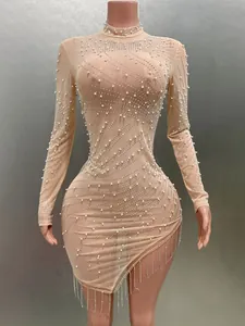 Elegantes, hautfarbenes Langarm-Minikleid mit edler Perlenstickerei und funkelnden Strassfransen