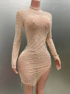 Detail des nudefarbenen Bodycon-Minikleids mit Perlen, Strasssteinen und Fransen.