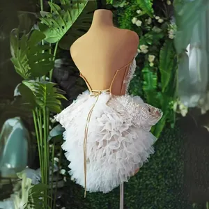 Elegante mini abito a sbuffo bianco con lacci e schiena scoperta con volant