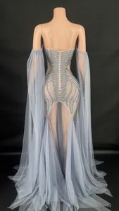 Détail du dos d'une robe de soirée en tulle bleu clair avec broderies perlées complexes.