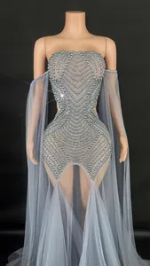 Vue détaillée d'une robe de soirée perlée sans bretelles avec des manches en tulle.