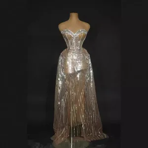 Elegante abito da sera senza spalline con strass e paillettes su sfondo nero intenso