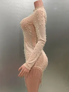 Detail-Seitenansicht eines hautfarbenen Bodycon-Minikleids mit Perlen und Strasssteinen