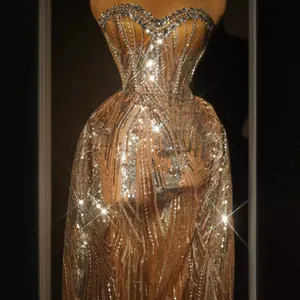 Abito da sera di lusso in paillettes champagne con scollatura a fascia in strass