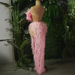 Elegante abito da sera rosa con volant schiena scoperta spacco alto e design a rete