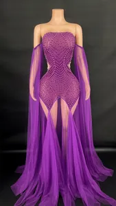 Vue détaillée d'une robe de soirée violette avec perlage et manches en tulle fluide