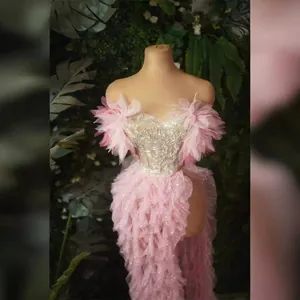 Elegante abito lungo rosa a spalle scoperte in tulle a balze con corpetto in pizzo e spacco