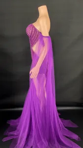 Vue latérale détaillée d'une robe de soirée violette perlée avec manches fluides élégantes