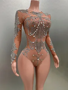 Détail d'un body en maille chair à manches longues orné de strass argentés brillants