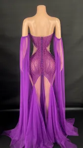 Vue arrière d'une robe de soirée violette bustier avec perles et manches en résille.