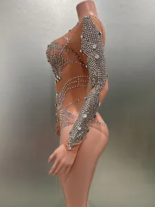Vue latérale d'un body en maille nude à manches longues avec ornements en strass