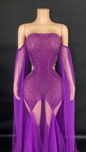 Détail de la robe de soirée en résille perlée violette avec manches transparentes