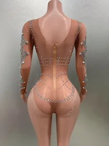 Vue arrière détaillée d'un body à manches longues en mesh orné de strass et zip