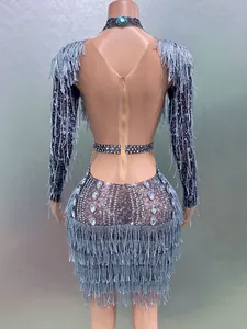 Vista posteriore dettagliata di un mini abito sexy con strass e frange per il palco