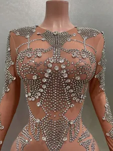 Gros plan d'un body en maille nude à manches longues orné de strass argentés étincelants