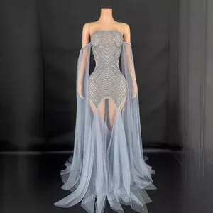 Robe de soirée bustier de luxe avec perles argentées et jupe en tulle bleu éthéré