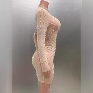 Elegantes beiges figurbetontes Minikleid mit Perlen und Strassfransen in der Seitenansicht