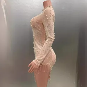 Sexyes nudefarbenes Mini-Kleid mit Perlen, Strasssteinen und funkelnden Fransen.