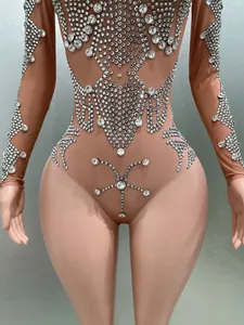 Détail des motifs en strass étincelants sur un body à manches longues en résille nude