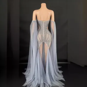 Robe de soirée perlée bustier élégante avec longues manches en tulle et traîne
