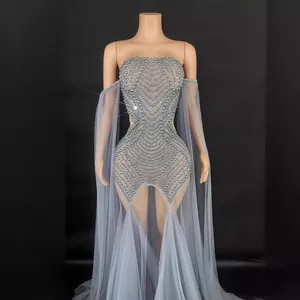 Robe de soirée bustier bleu argenté avec perles brodées et manches cape en tulle
