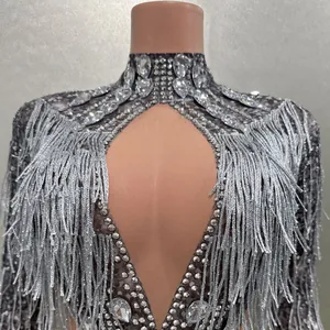 Dettaglio di strass argentati brillanti e nappe su un abito da spettacolo sul palco