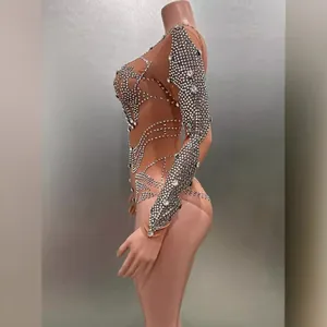 Combinaison élégante en mesh chair à manches longues avec motifs en strass sur mannequin.