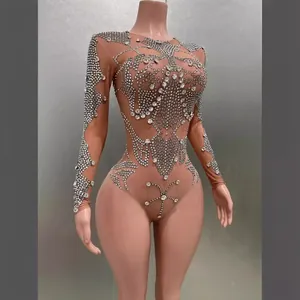 Body en mesh nude à manches longues avec ornements complexes en strass pour le glamour.