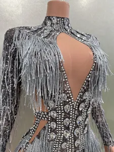 Vista dettagliata di un sexy mini abito argento con strass scintillanti e lunghe frange