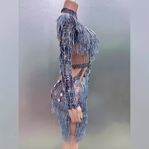 Abito mini glamour con strass e frange argentate per spettacoli e serate eleganti