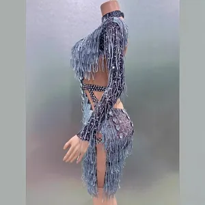 Mini abito sexy con strass e frange argentate per spettacoli teatrali e feste serali