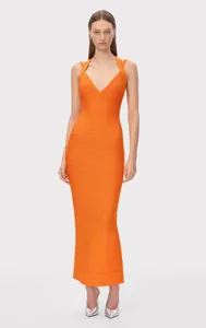 Vista detallada de un vestido bandage naranja con escote en V profundo y sirena