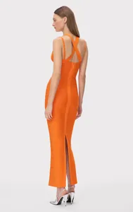 Vista trasera de un vestido de noche bandage naranja con tirantes cruzados y bajo de sirena