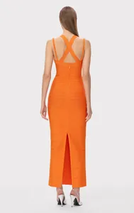 Vista posterior detallada de un elegante vestido bandage naranja con tirantes cruzados y tajo