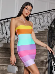 Détail d'une mini robe bandage multicolore arc-en-ciel avec décolleté bustier élégant.