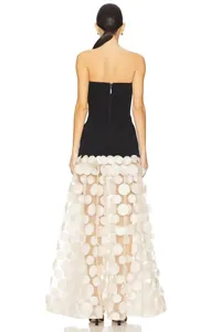 Robe de soirée bustier noire élégante avec une jupe blanche transparente à détails de pétales.