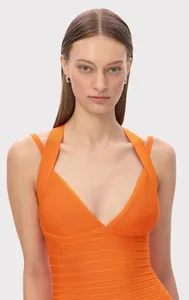 Primer plano de vestido bandage naranja con escote en V profundo y tirantes cruzados