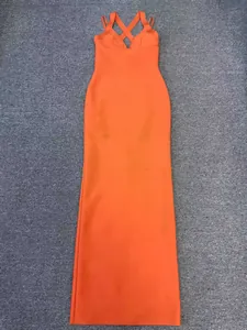 Vista detallada del vestido bandage naranja con escote en V profundo y tirantes