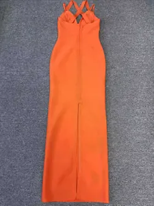 Vista trasera detallada del vestido bandage naranja con tirantes cruzados y raja.
