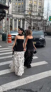 Femmes à la mode en robes de soirée bustier avec des jupes à pétales uniques à NYC