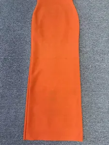 Detalle de cerca de la falda de sirena naranja tipo bandage con textura elástica