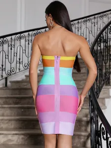 Vue arrière détaillée d'une mini-robe bandage arc-en-ciel avec fermeture éclair