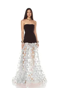 Robe du soir bustier élégante avec corsage noir et jupe en tulle à pétales blancs.