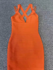 Vista frontal de un vestido bandage naranja con escote en V profundo y tirantes.